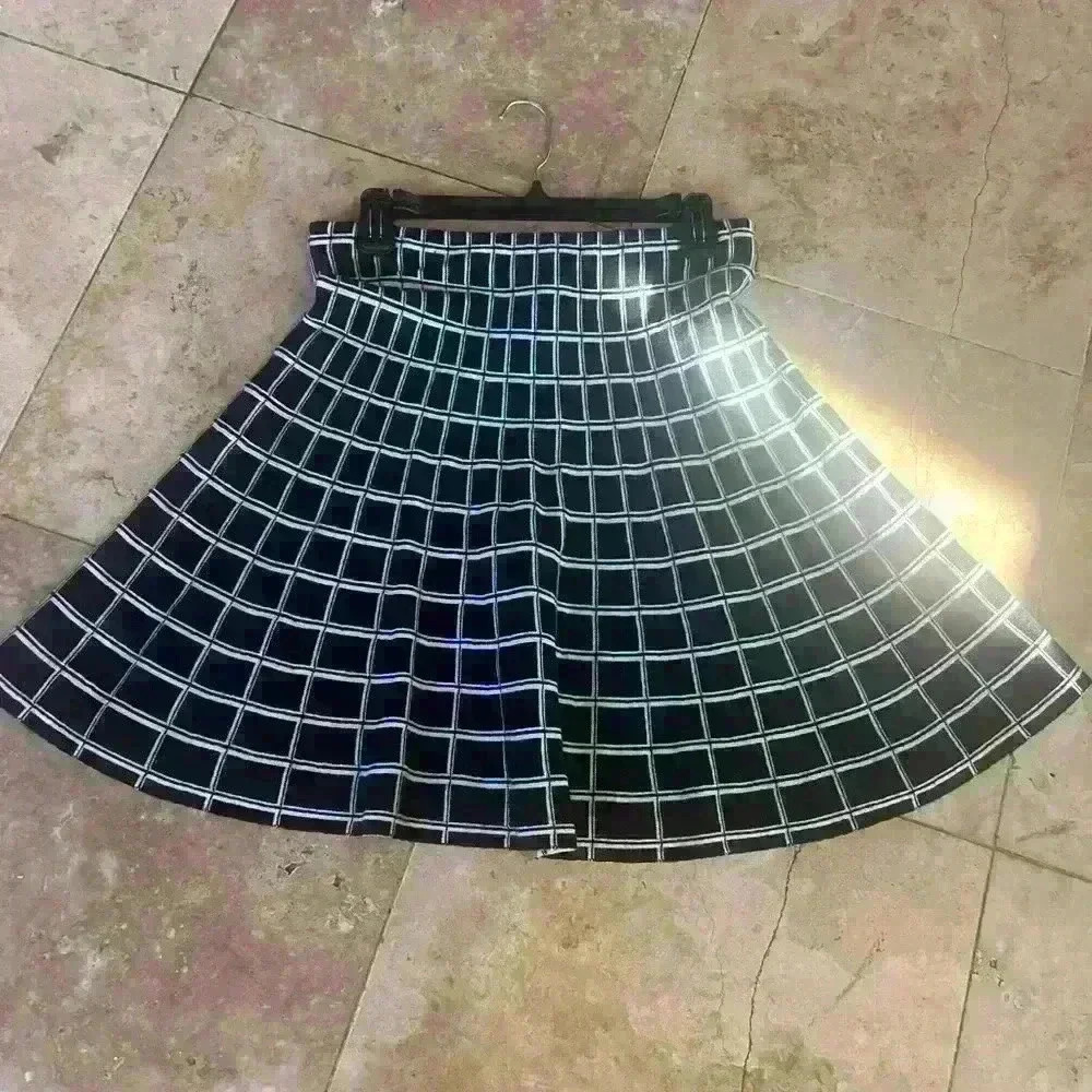 Cynthia Rowley Skirt. Large. Good condition. Black and white elastic waist - Picture 4 of 11